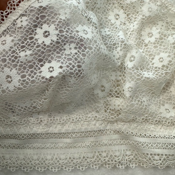 Victoria's Secret Cream Bra with Delicate Lace - Picture 5 of 10